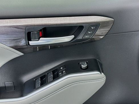 New 2026 Toyota Highlander Platinum image 18