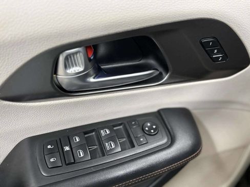 Used 2020 Chrysler Pacifica Touring-L FWD image 32