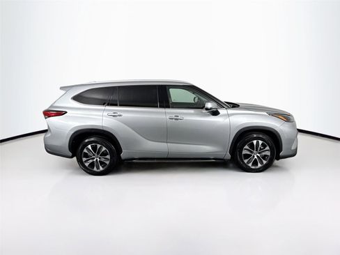 Used 2022 Toyota Highlander XLE FWD image 10