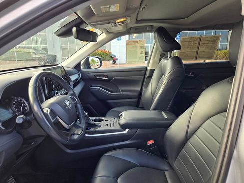 Used 2022 Toyota Highlander XLE AWD/4WD image 31