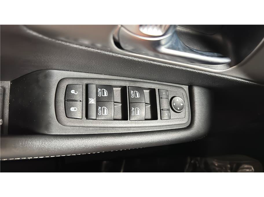 Used 2025 Chrysler Pacifica Select FWD image 40