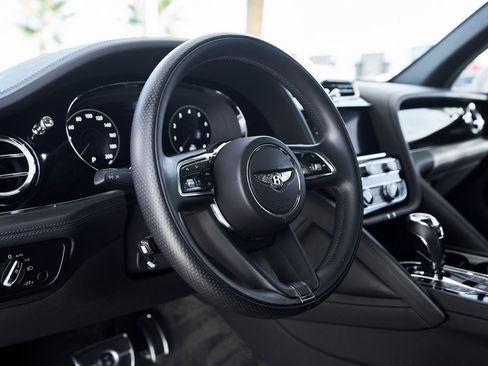 Used 2022 Bentley Bentayga image 22