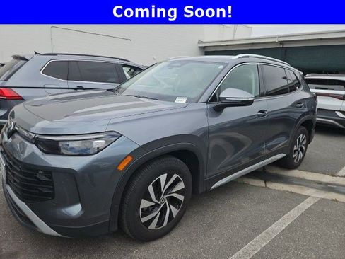 Used 2025 Volkswagen Tiguan S image 1