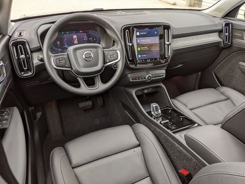 Certified 2025 Volvo XC40 B5 Ultra w/ Climate Package image 12