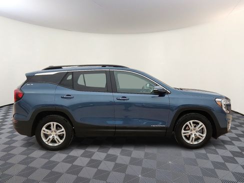 Used 2024 GMC Terrain SLE w/ Driver Convenience Package FWD image 5