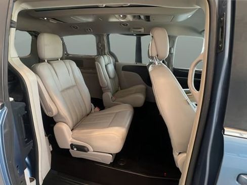 Used 2011 Chrysler Town & Country Touring-L w/ Entertainment Group #2 FWD image 20