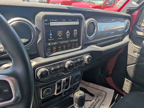 Used 2022 Jeep Wrangler Unlimited Sahara w/ Cold Weather Group AWD/4WD image 18