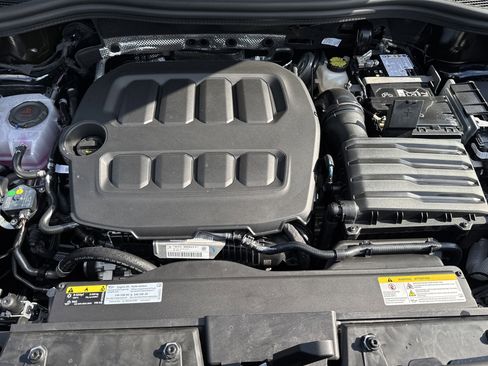 Used 2025 Volkswagen Tiguan SE image 21