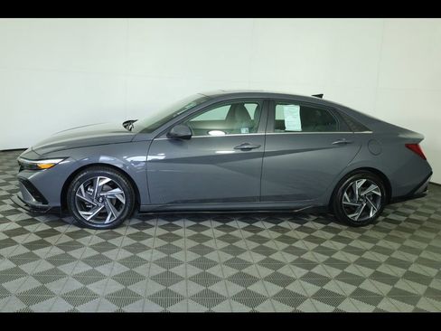 Used 2025 Hyundai Elantra Limited FWD image 16