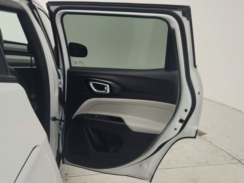 Used 2025 Jeep Compass Limited image 27