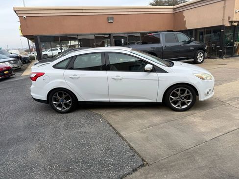 Used 2014 Ford Focus SE w/ Equipment Group 201A image 4