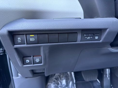 Used 2024 Toyota Sienna XLE FWD image 47