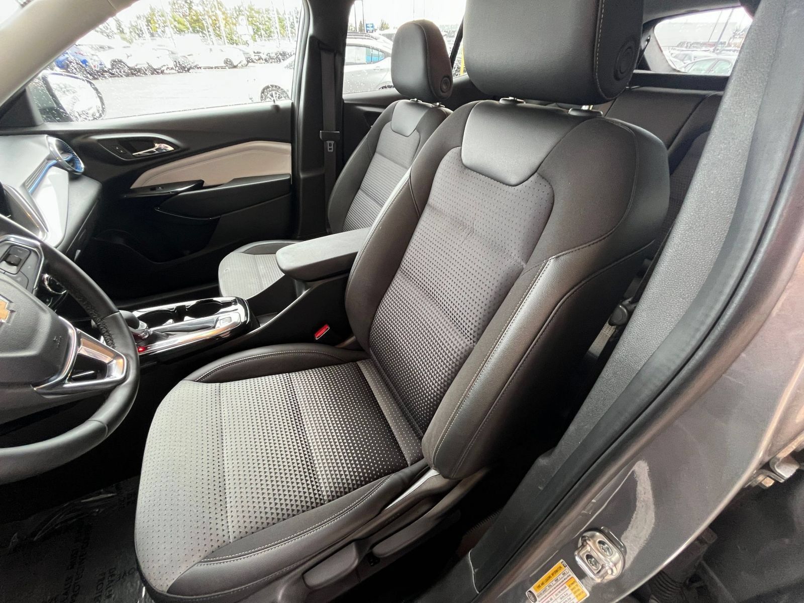 Used 2025 Chevrolet Trax LT w/ LT Convenience Package FWD image 36