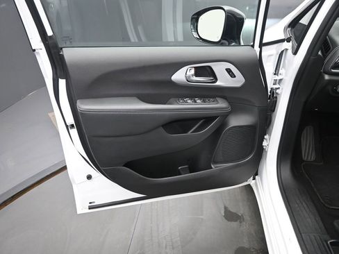 Used 2025 Chrysler Pacifica Limited image 12