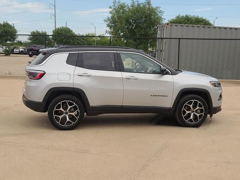 Used 2025 Jeep Compass Limited AWD/4WD image 4