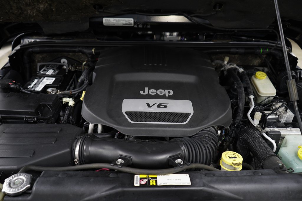 Used 2015 Jeep Wrangler Unlimited Sahara w/ Dual Top Group AWD/4WD image 30