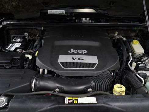 Used 2015 Jeep Wrangler Unlimited Sahara w/ Dual Top Group AWD/4WD image 30