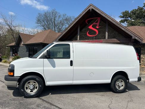Used 2018 Chevrolet Express 2500 w/ Driver Convenience Package RWD image 3