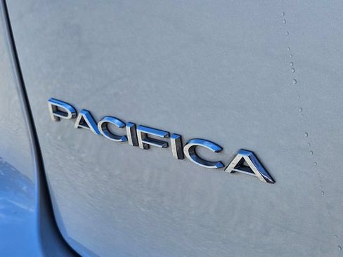 Used 2024 Chrysler Pacifica Touring-L FWD image 11