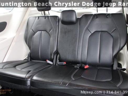 Used 2023 Chrysler Pacifica Touring-L image 31