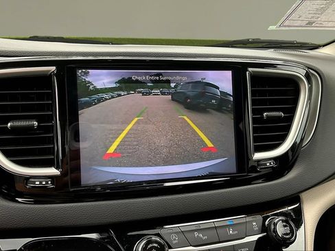 Used 2024 Chrysler Pacifica Touring-L FWD image 12