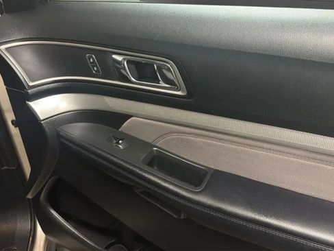Used 2017 Ford Explorer XLT w/ Equipment Group 202A FWD image 19