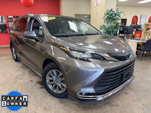 Used 2022 Toyota Sienna XLE AWD/4WD image 1