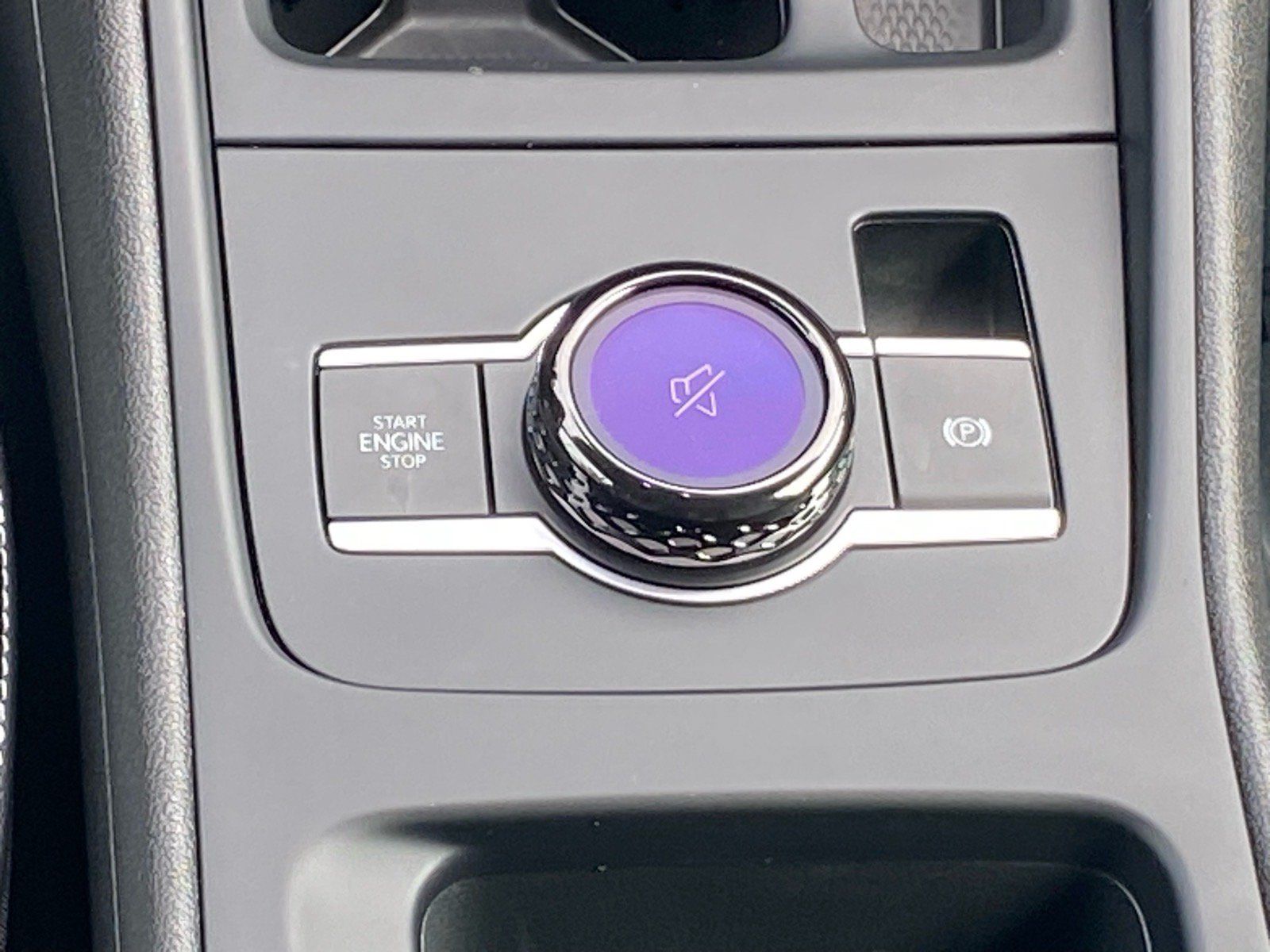 Certified 2025 Volkswagen Tiguan SE AWD/4WD image 10