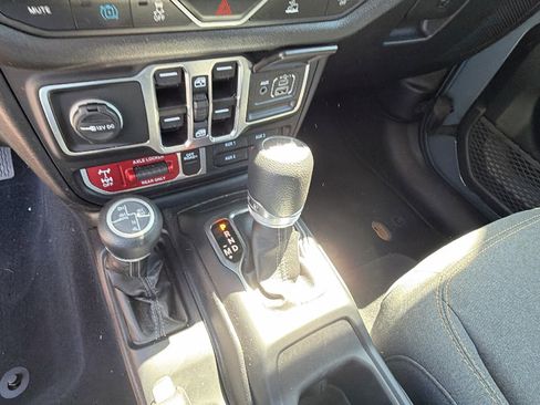 Used 2025 Jeep Wrangler Willys AWD/4WD image 31