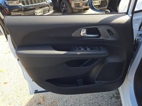 New 2026 Chrysler Pacifica Select FWD image 18