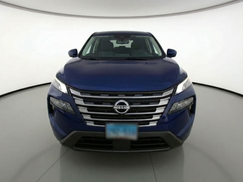 Used 2025 Nissan Rogue SV image 2