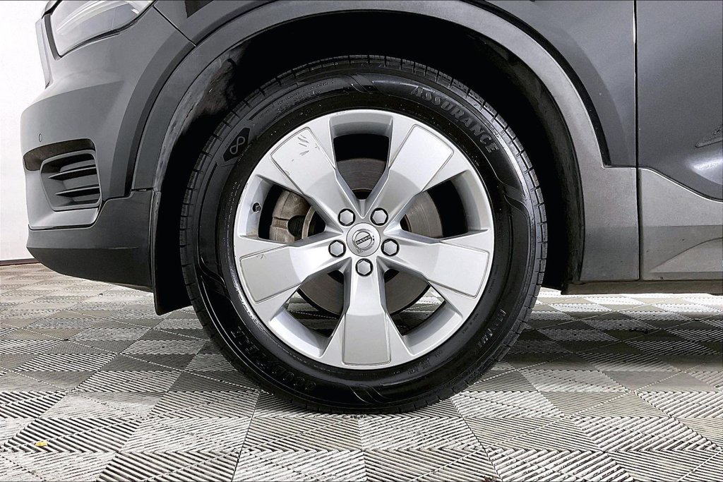 Used 2020 Volvo XC40 T4 Momentum FWD image 8