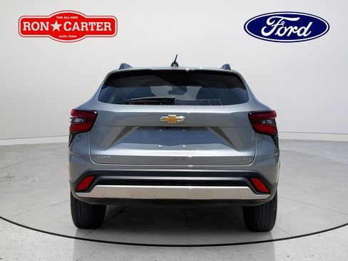 Used 2025 Chevrolet Trax LT FWD image 5