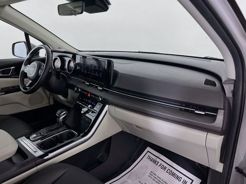 Used 2024 Kia Carnival EX FWD image 34