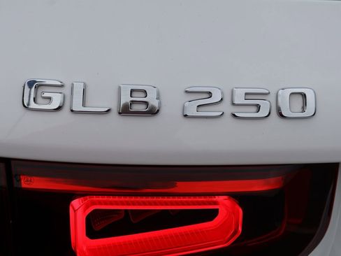 Used 2022 Mercedes-Benz GLB 250 4MATIC image 6