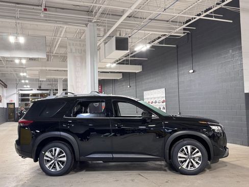 New 2025 Nissan Pathfinder SL image 6