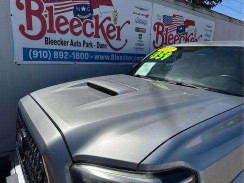 Used 2017 Toyota Tacoma TRD Sport w/ Tow Package (A/T) image 9