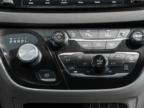 Used 2024 Chrysler Pacifica Touring-L FWD image 11