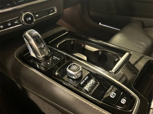 Used 2018 Volvo S90 T8 Inscription w/ Convenience Package image 19