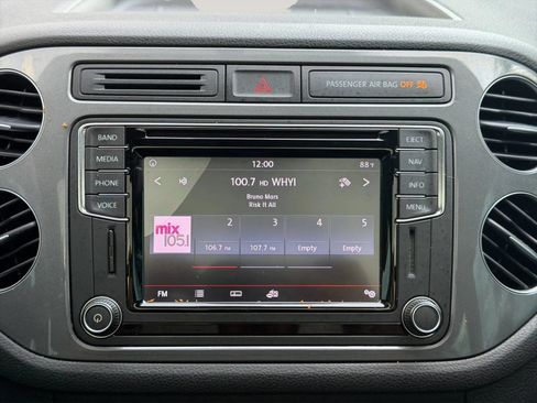 Used 2017 Volkswagen Tiguan Sport FWD image 16