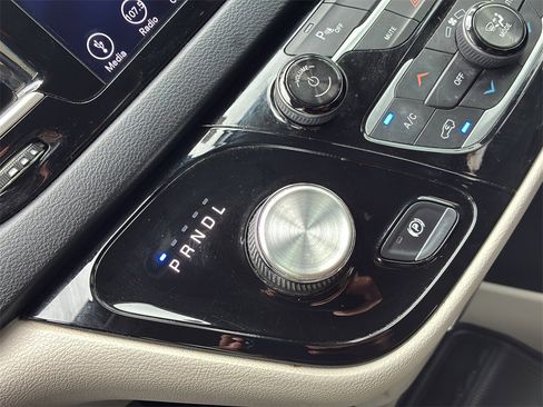 Used 2018 Chrysler Pacifica Touring-L image 29