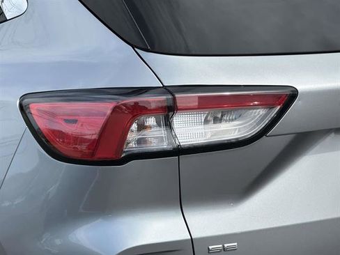 Used 2022 Ford Escape SE w/ Cold Weather Package FWD image 9