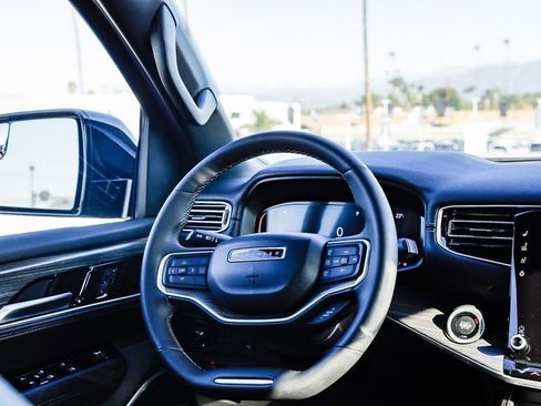 Certified 2024 Jeep Wagoneer Series II image 16