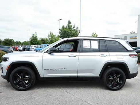 Used 2025 Jeep Grand Cherokee Limited w/ Black Appearance Package RWD image 9