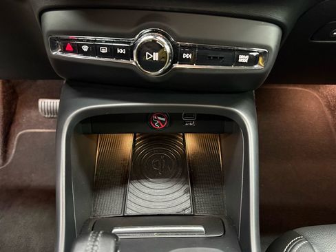 Used 2019 Volvo XC40 T5 Momentum image 29