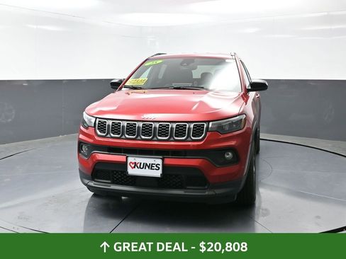 Used 2025 Jeep Compass Latitude image 8