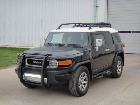 Used 2014 Toyota FJ Cruiser 2WD w/ Convenience Package image 11