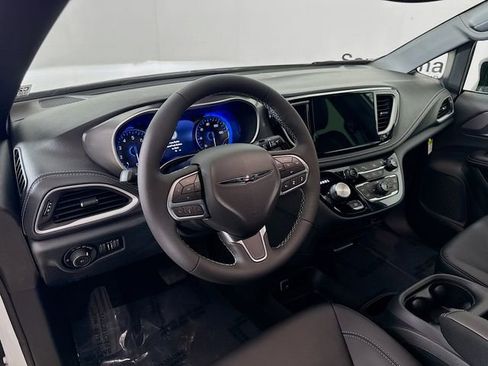 New 2026 Chrysler Pacifica Select image 9