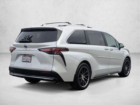 Used 2025 Toyota Sienna Platinum image 5