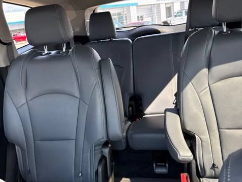 Used 2021 Buick Enclave Essence w/ Sound and Sites Package AWD/4WD image 24